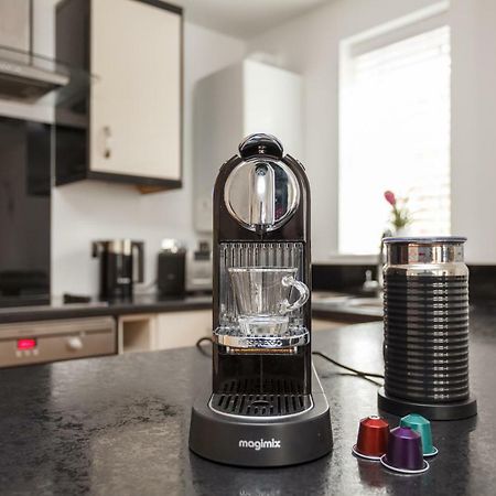 Stunning Contemporary Apartment - Free Parking - 5 Minute Walk To The Beach - Great Location - Fast Wifi - Smart Tv With Netflix Included - Contractor Friendly - Perfect For Short And Long Stays 본머스 외부 사진