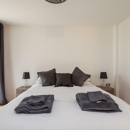 Stunning Contemporary Apartment - Free Parking - 5 Minute Walk To The Beach - Great Location - Fast Wifi - Smart Tv With Netflix Included - Contractor Friendly - Perfect For Short And Long Stays 본머스 외부 사진