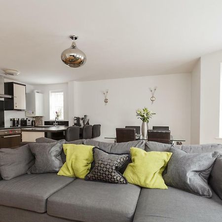 Stunning Contemporary Apartment - Free Parking - 5 Minute Walk To The Beach - Great Location - Fast Wifi - Smart Tv With Netflix Included - Contractor Friendly - Perfect For Short And Long Stays 본머스 외부 사진