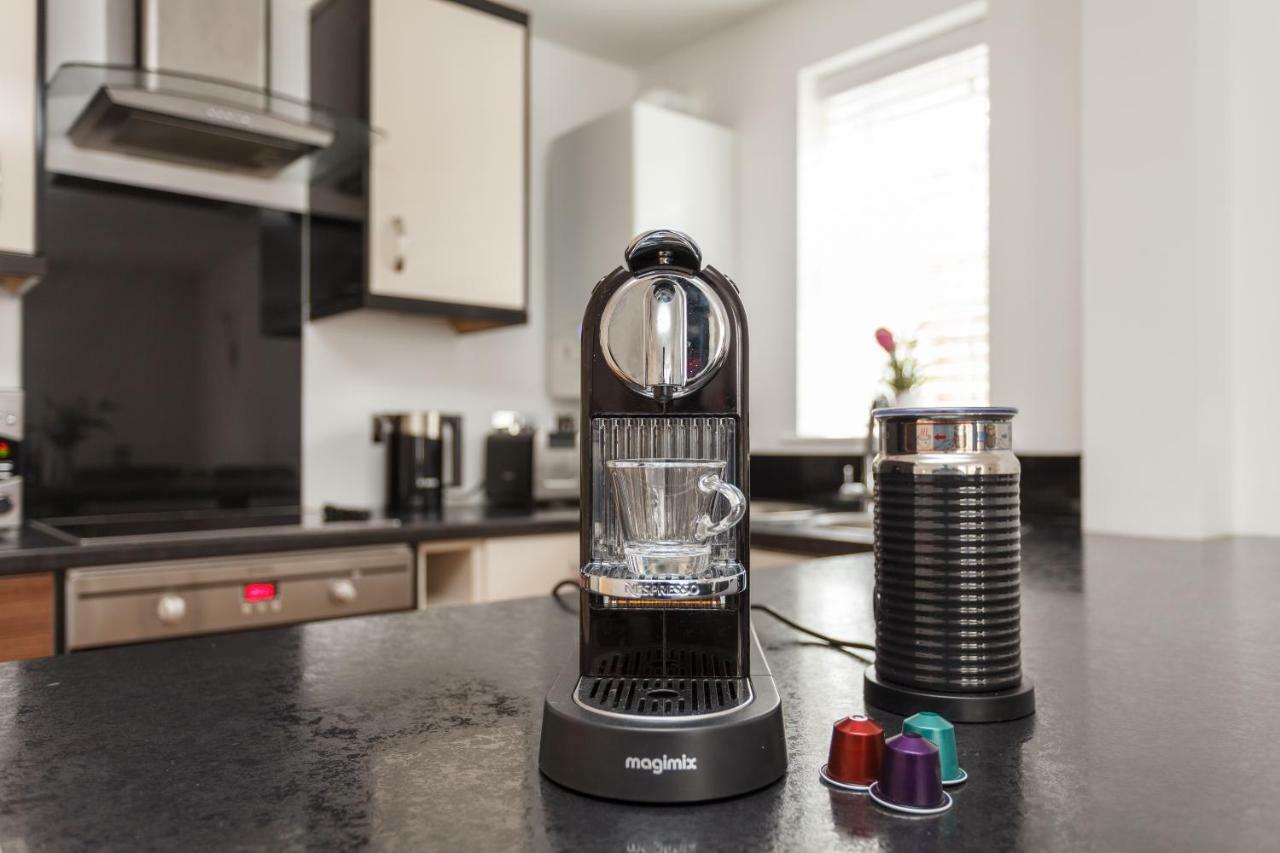 Stunning Contemporary Apartment - Free Parking - 5 Minute Walk To The Beach - Great Location - Fast Wifi - Smart Tv With Netflix Included - Contractor Friendly - Perfect For Short And Long Stays 본머스 외부 사진