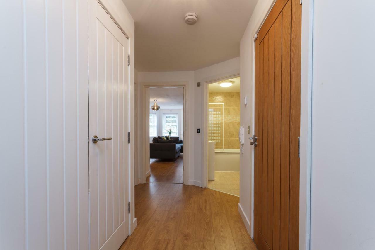 Stunning Contemporary Apartment - Free Parking - 5 Minute Walk To The Beach - Great Location - Fast Wifi - Smart Tv With Netflix Included - Contractor Friendly - Perfect For Short And Long Stays 본머스 외부 사진