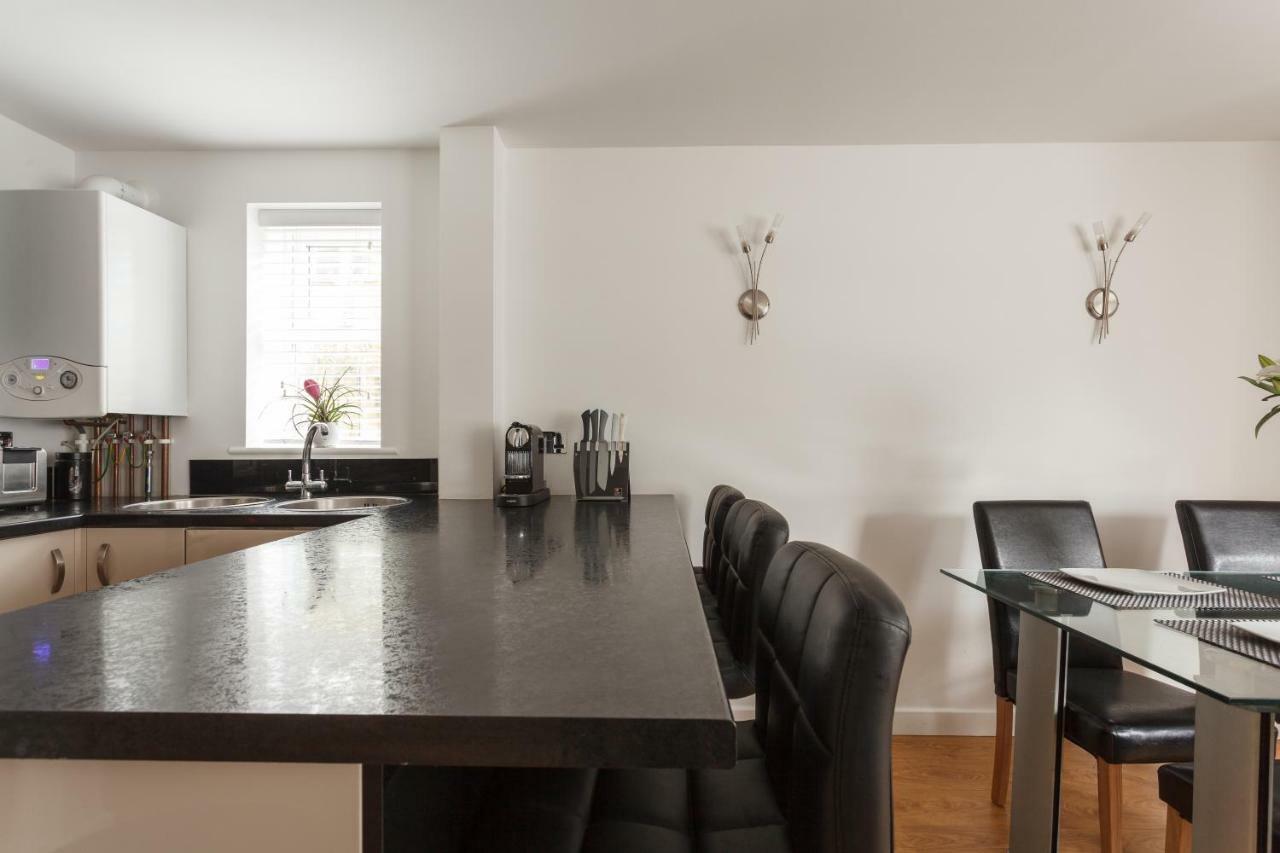 Stunning Contemporary Apartment - Free Parking - 5 Minute Walk To The Beach - Great Location - Fast Wifi - Smart Tv With Netflix Included - Contractor Friendly - Perfect For Short And Long Stays 본머스 외부 사진