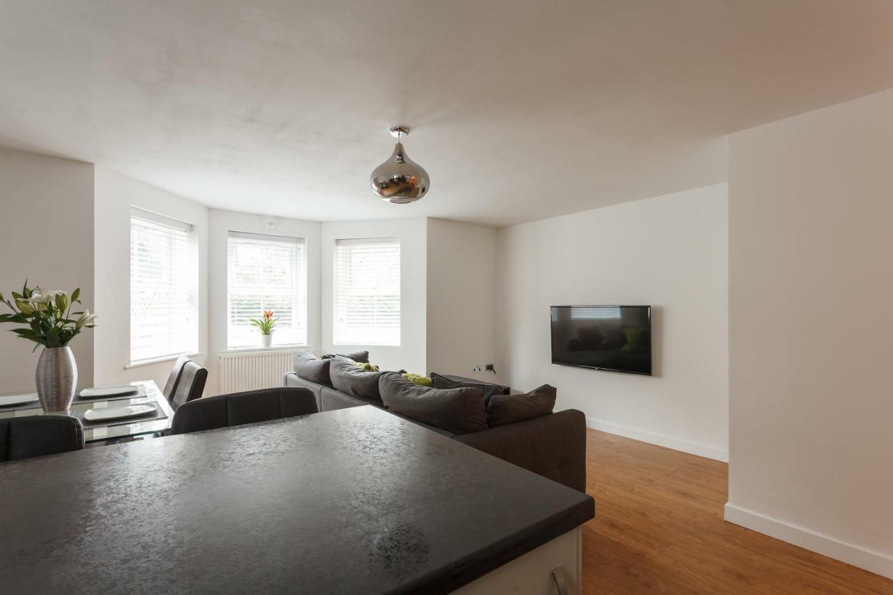 Stunning Contemporary Apartment - Free Parking - 5 Minute Walk To The Beach - Great Location - Fast Wifi - Smart Tv With Netflix Included - Contractor Friendly - Perfect For Short And Long Stays 본머스 외부 사진