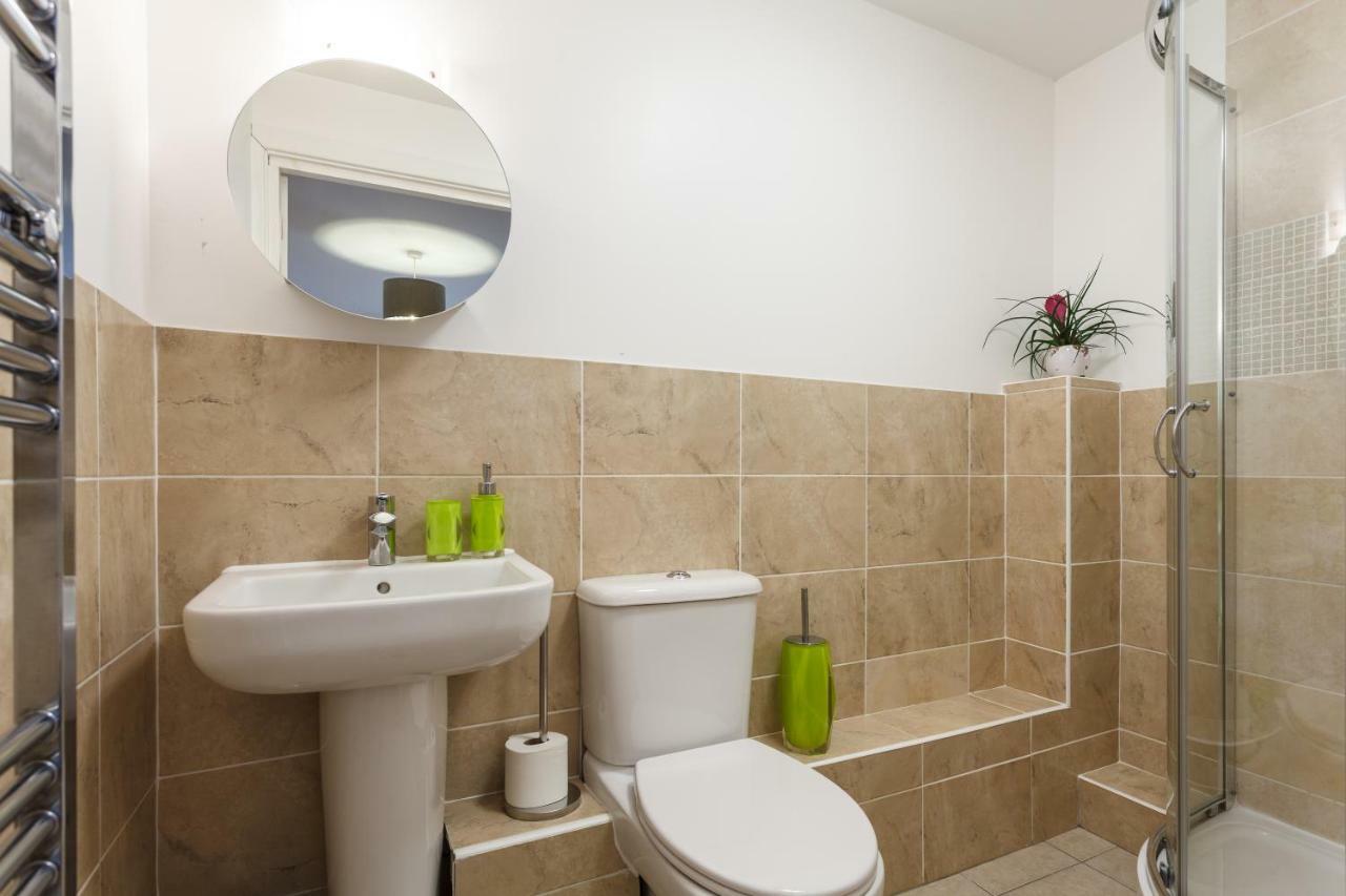 Stunning Contemporary Apartment - Free Parking - 5 Minute Walk To The Beach - Great Location - Fast Wifi - Smart Tv With Netflix Included - Contractor Friendly - Perfect For Short And Long Stays 본머스 외부 사진