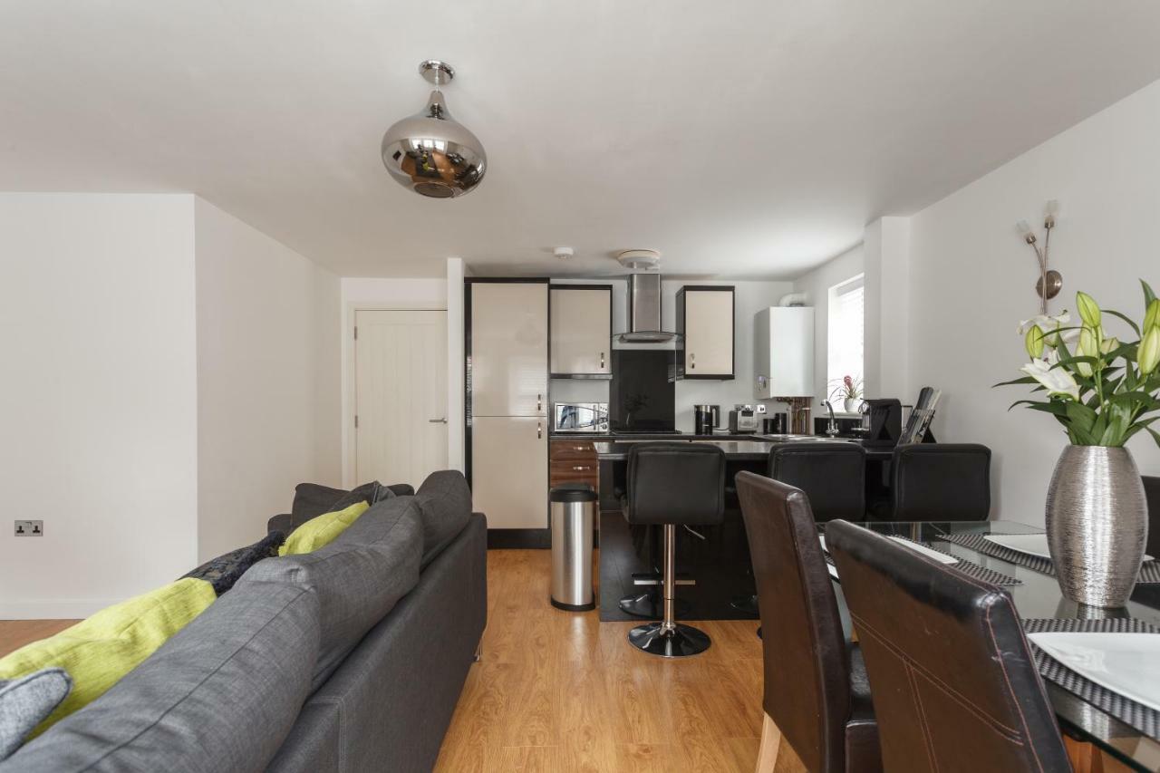 Stunning Contemporary Apartment - Free Parking - 5 Minute Walk To The Beach - Great Location - Fast Wifi - Smart Tv With Netflix Included - Contractor Friendly - Perfect For Short And Long Stays 본머스 외부 사진