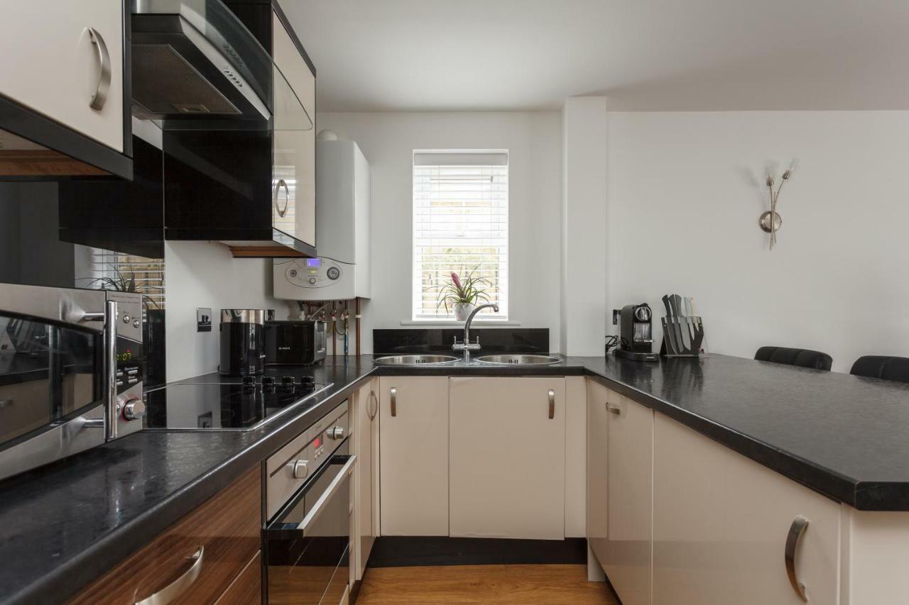 Stunning Contemporary Apartment - Free Parking - 5 Minute Walk To The Beach - Great Location - Fast Wifi - Smart Tv With Netflix Included - Contractor Friendly - Perfect For Short And Long Stays 본머스 외부 사진