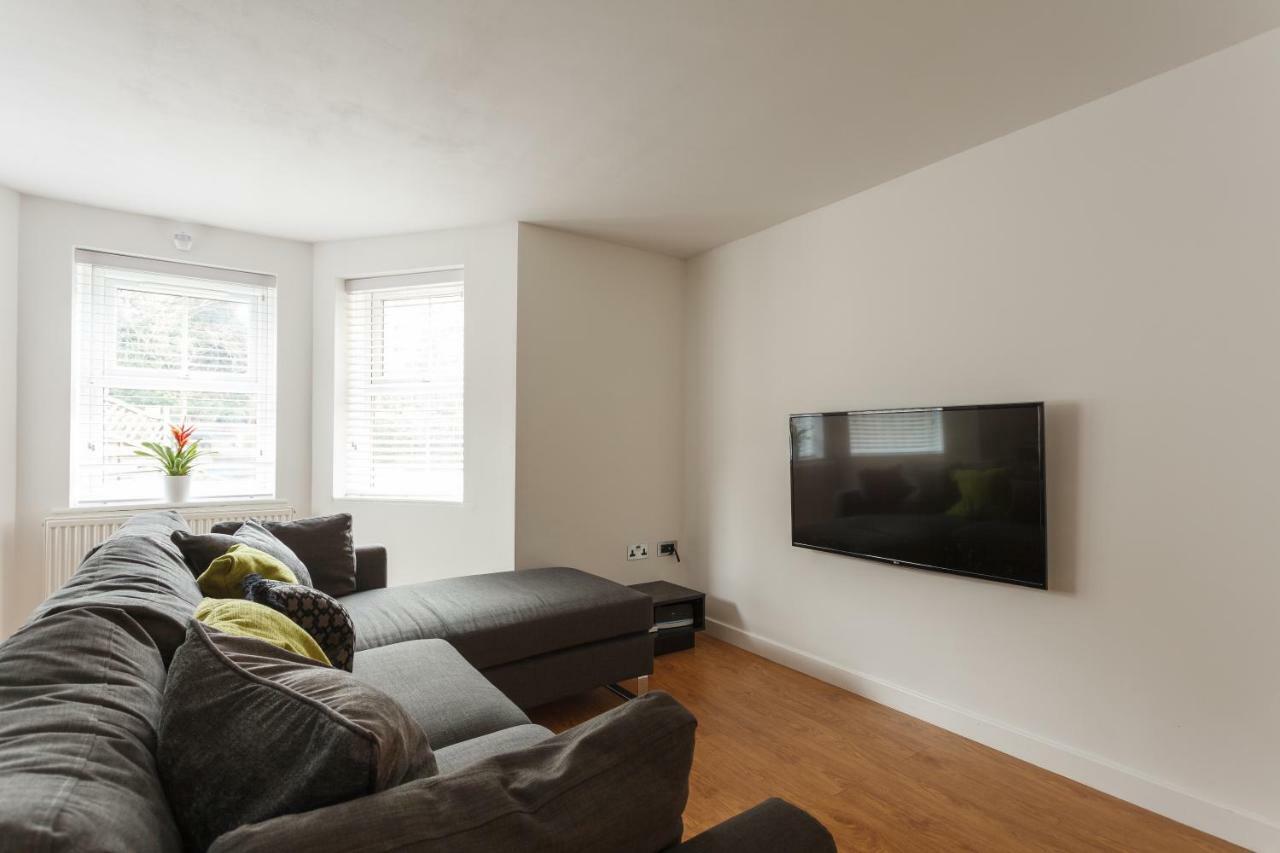Stunning Contemporary Apartment - Free Parking - 5 Minute Walk To The Beach - Great Location - Fast Wifi - Smart Tv With Netflix Included - Contractor Friendly - Perfect For Short And Long Stays 본머스 외부 사진