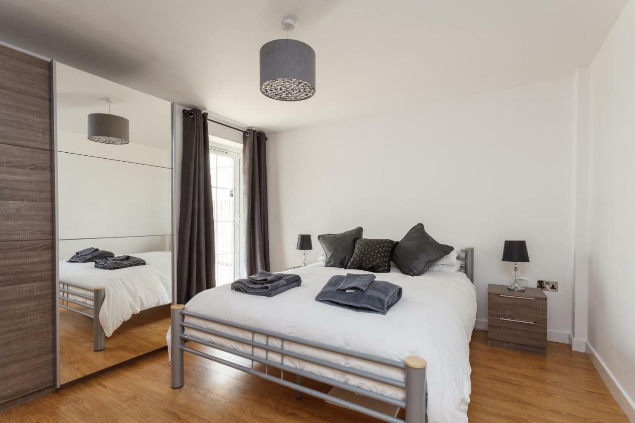 Stunning Contemporary Apartment - Free Parking - 5 Minute Walk To The Beach - Great Location - Fast Wifi - Smart Tv With Netflix Included - Contractor Friendly - Perfect For Short And Long Stays 본머스 외부 사진