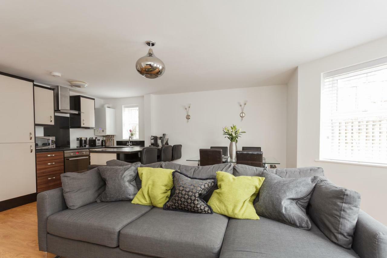 Stunning Contemporary Apartment - Free Parking - 5 Minute Walk To The Beach - Great Location - Fast Wifi - Smart Tv With Netflix Included - Contractor Friendly - Perfect For Short And Long Stays 본머스 외부 사진